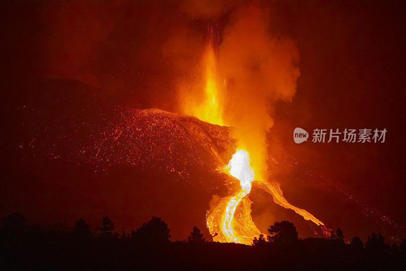 Cumbre Vieja火山爆发时拍摄的照片和地震。火山锥和火山炸弹正赶往黎明山。